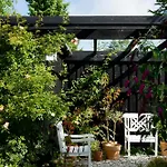 Hébergement de vacances Summer Bliss With Vibrant Garden In Nodebohuse