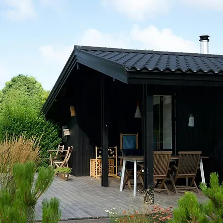Holiday home Summer Bliss With Vibrant Garden In Nodebohuse *