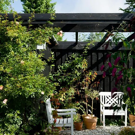 Holiday home Summer Bliss With Vibrant Garden In Nodebohuse