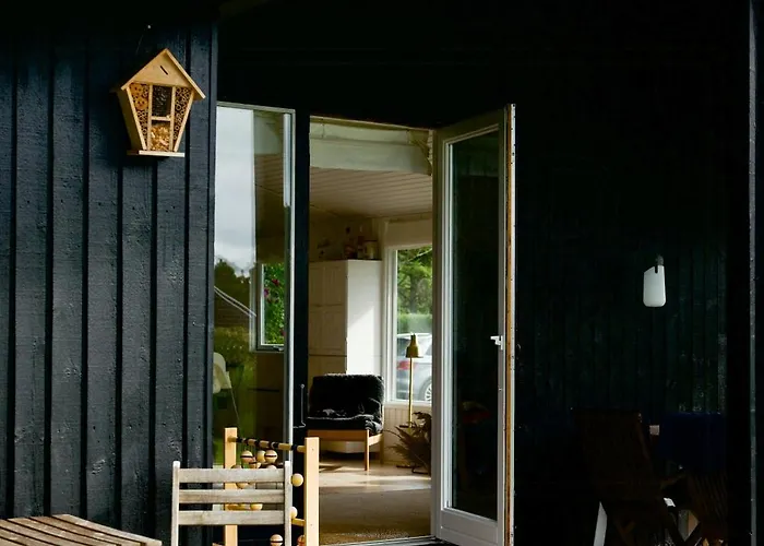 Summer Bliss With Vibrant Garden In Nodebohuse Hébergement de vacances