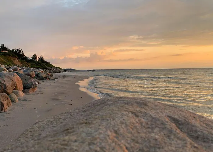 Summer Bliss With Vibrant Garden In Nodebohuse Hébergement de vacances Hundested